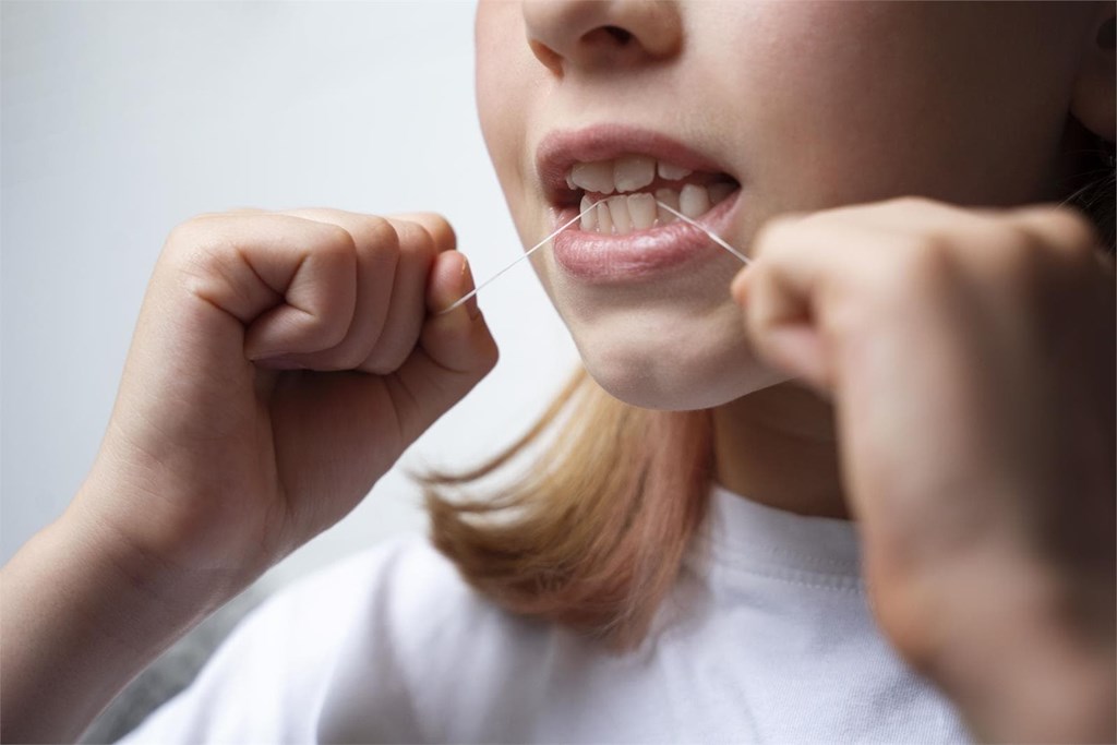3 consejos para utilizar correctamente el hilo dental con brackets