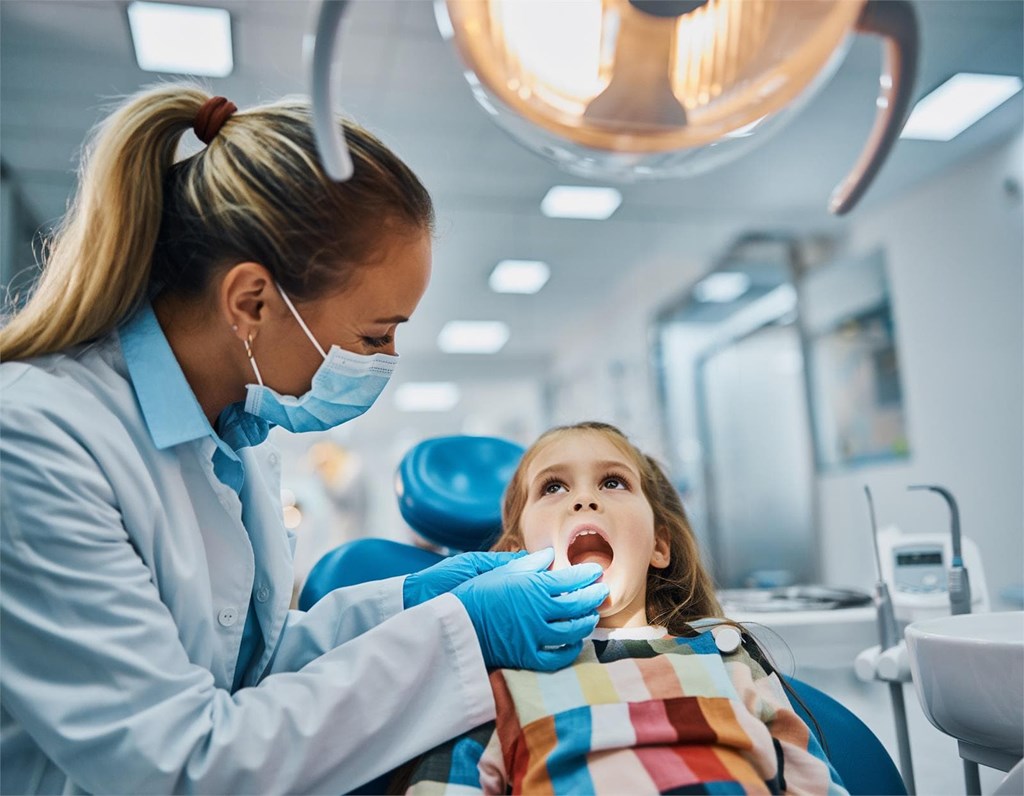 ¿A qué edad debe ser la primera visita de mi hijo al dentista?