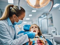 ¿A qué edad debe ser la primera visita de mi hijo al dentista?