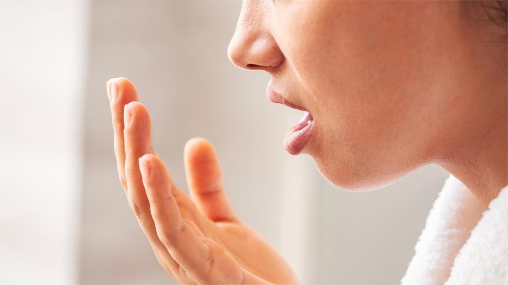 ¿El mal aliento puede ser culpa de mis encías?