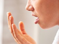 ¿El mal aliento puede ser culpa de mis encías?