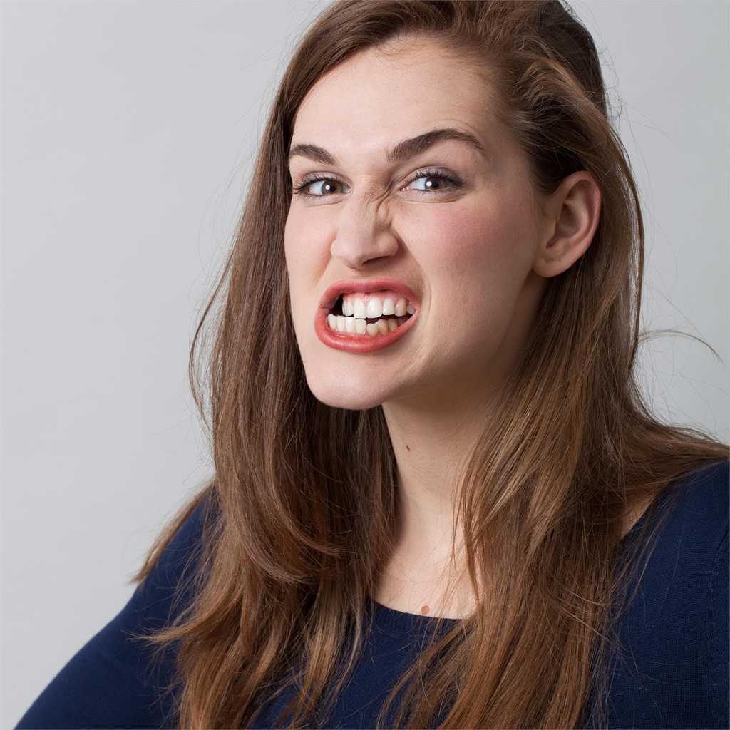 ¿Qué hábitos debes evitar para no dañar tus dientes o implantes?