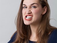 ¿Qué hábitos debes evitar para no dañar tus dientes o implantes?